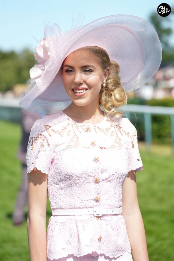 Celui de Katy Perry à l'Hôtel Cala di Volpe en Sardaigne, organisé dans le cadre de la "Gala Night" annuelle de la Côte d'Émeraude.

La Princesse Maria Carolina de Bourbon des Deux-Siciles au Prix de Diane Longines 2026 à l'Hippodrome de Chantilly le 14 juin 2026.

© Anne-Sophie Guebey / Bestimage