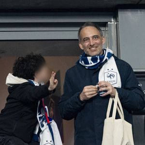 Raphaël Glucksmann et son fils - Célébrités dans les tribunes du quart de finale de la Ligue des Nations de l'UEFA 2025 "France - Croatie (2-0 / tab 5-4)" au Stade de France à Saint-Denis le 23 mars 2025. © Cyril Moreau/Bestimage