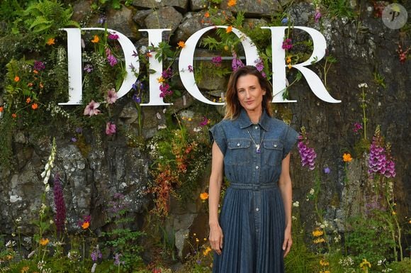 "Je me demande encore comment j'ai pu faire ça", a-t-elle avoué à nos confrères. Le deuil a été si douloureux qu'elle a dû entamer une psychanalyse pendant 20 ans avant d'y mettre fin.

Camille Cottin - Photocall du défilé de mode "Dior Croisière 2025" à Perthshire en Ecosse. Le 3 juin 2024
© Tony Nicoletti / MirrorPix / Bestimage