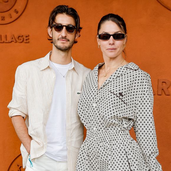 Sur d'autres clichés, on voit Pierre Niney et Natasha Andrews en pleine séance de méditation, une cueillette de fruits du jardin, mais aussi leurs imposants tournesols.

Pierre Niney et sa compagne Natasha Andrews au village lors des Internationaux de France de Tennis de Roland Garros 2025, à Paris, France, le 8 juin 2025. © Cyril Moreau/Bestimage