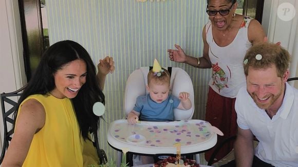 Sur les réseaux sociaux, les internautes se sont dits émerveillés par les cheveux roux des enfants.

Le prince Harry, duc de Sussex et Meghan Markle, duchesse de Sussex, avec leurs enfants Archie et Lilibet.

Photo : Backgrid UK/ Bestimage