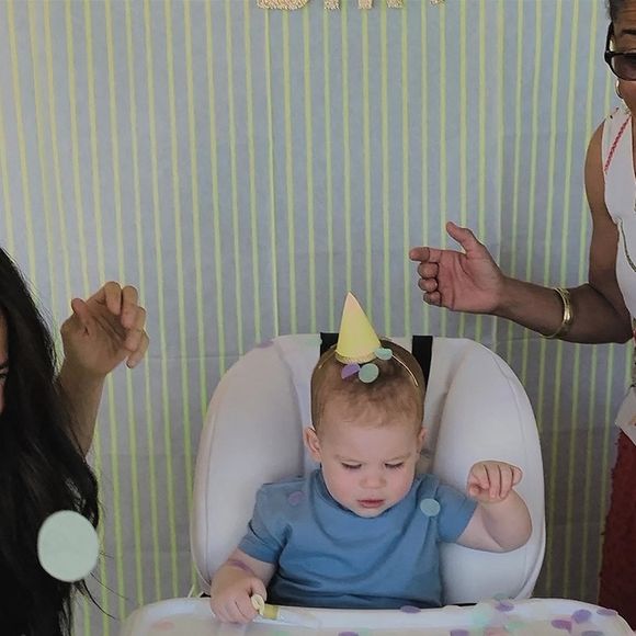 Sur les réseaux sociaux, les internautes se sont dits émerveillés par les cheveux roux des enfants.

Le prince Harry, duc de Sussex et Meghan Markle, duchesse de Sussex, avec leurs enfants Archie et Lilibet.

Photo : Backgrid UK/ Bestimage