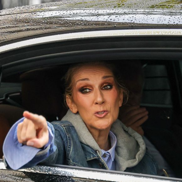 La chanteuse qui s'était retirée du devant de la scène à cause de sa maladie, le syndrome de la personne raide, avait fait une réapparition époustouflante lors des JO de Paris. 

Céline Dion à la sorti de son hôtel à Paris.
Backgrid USA / Bestimage