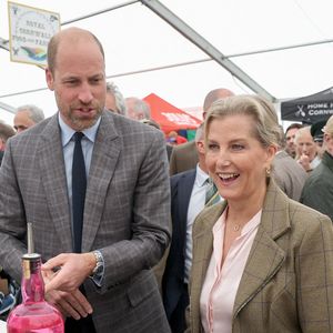 Il s’agit de la Duchesse d'Edimbourg, membre de la famille royale britannique et épouse de son frère, le prince Edward

Le prince William et Sophie Rhys-Jones - Le Prince de Galles, connu sous le nom de Duc de Cornouailles lorsqu'il est en Cornouailles, et la Duchesse d'Edimbourg essaient le Gin local pendant le Royal Cornwall Show au Royal Cornwall Showground, Whitecross, Wadebridge. Vendredi 6 juin 2025. Photo by Chris Jackson/PA Wire/ABACAPRESS.COM