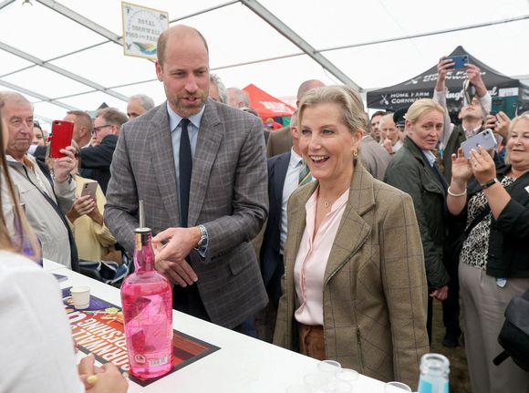 Il s’agit de la Duchesse d'Edimbourg, membre de la famille royale britannique et épouse de son frère, le prince Edward

Le prince William et Sophie Rhys-Jones - Le Prince de Galles, connu sous le nom de Duc de Cornouailles lorsqu'il est en Cornouailles, et la Duchesse d'Edimbourg essaient le Gin local pendant le Royal Cornwall Show au Royal Cornwall Showground, Whitecross, Wadebridge. Vendredi 6 juin 2025. Photo by Chris Jackson/PA Wire/ABACAPRESS.COM