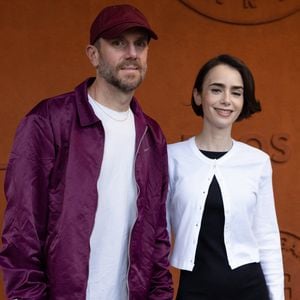 Lily Collins avec son mari Charlie McDowell au photocall du village lors des Internationaux de France de Tennis de Roland Garros 2026, à Paris, France, le 1er juin 2026. © Jacovides-Moreau/Bestimage