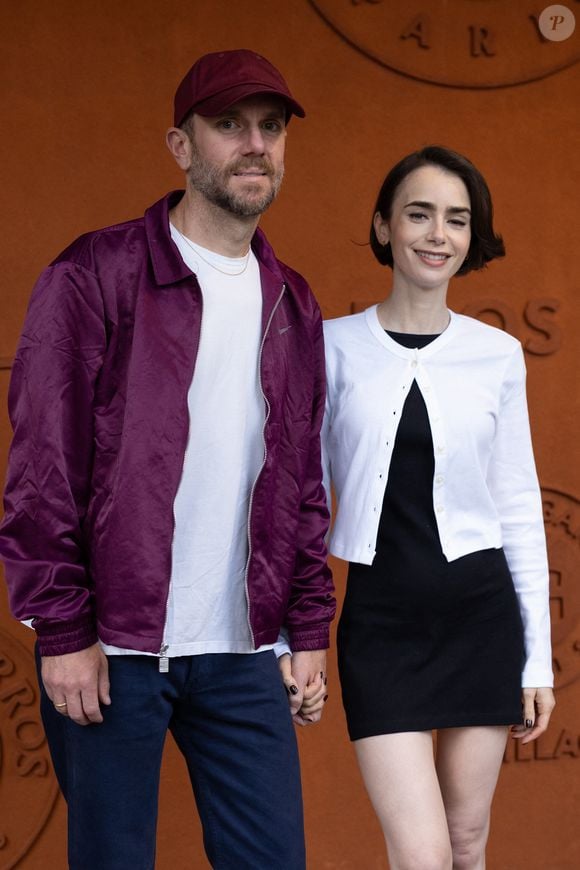 Lily Collins avec son mari Charlie McDowell au photocall du village lors des Internationaux de France de Tennis de Roland Garros 2026, à Paris, France, le 1er juin 2026. © Jacovides-Moreau/Bestimage