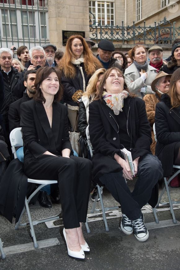Charlotte Gainsbourg et sa mère Jane Birkin - Cérémonie d'inauguration de la plaque commémorative en l'honneur de Serge Gainsbourg, au 11 bis Rue Chaptal (où le chanteur passa une partie de son enfance), à Paris. Le 10 Mars 2016