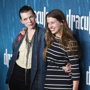 Son ex Milla Jovovich était également de la partie, accompagnée de sa fille Ever, 

Hollywood, CA La première de 'Dracula' a eu lieu au TCL Chinese Theater à Hollywood, Californie le 03/02/2026.

Sur la photo : Milla Jovovich, Ever Anderson 

Photo : Backgrid USA / Bestimage
