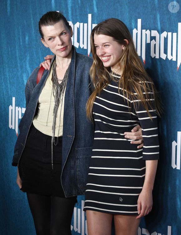Son ex Milla Jovovich était également de la partie, accompagnée de sa fille Ever, 

Hollywood, CA La première de 'Dracula' a eu lieu au TCL Chinese Theater à Hollywood, Californie le 03/02/2026.

Sur la photo : Milla Jovovich, Ever Anderson 

Photo : Backgrid USA / Bestimage
