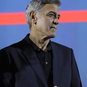 Une preuve de plus que George Clooney a su rester simple malgré la notoriété !
Exclusif - George Clooney inaugure le cinéma "Liberté" en présence du maire de Brignoles, Didier Brémond et le président de Cinéwest, Daniel Taillandier à Brignoles dans le Var le 7 novembre 2024. George Clooney, propriétaire d’un domaine viticole dans la commune, a qualifié le cinéma de « bâtiment extraordinaire ». Et dans ce « bel endroit pour montrer des films », l’acteur-réalisateur engagé a annoncé qu’il organiserait un événement caritatif une fois par an. « On projettera des films, on amènera un tas de gens pour le tapis rouge et récolter de l’argent pour des associations. » © Luc Boutria/Nice-Matin/Bestimage