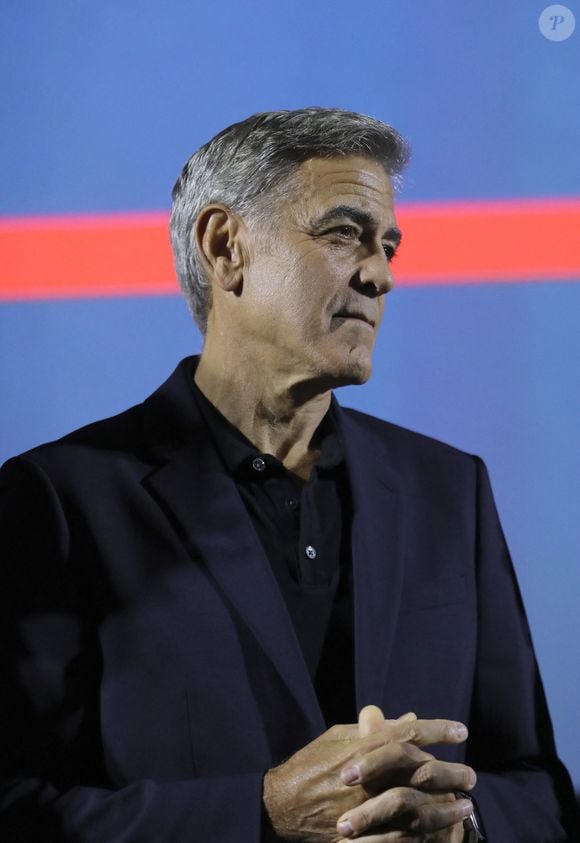 Une preuve de plus que George Clooney a su rester simple malgré la notoriété !
Exclusif - George Clooney inaugure le cinéma "Liberté" en présence du maire de Brignoles, Didier Brémond et le président de Cinéwest, Daniel Taillandier à Brignoles dans le Var le 7 novembre 2024. George Clooney, propriétaire d’un domaine viticole dans la commune, a qualifié le cinéma de « bâtiment extraordinaire ». Et dans ce « bel endroit pour montrer des films », l’acteur-réalisateur engagé a annoncé qu’il organiserait un événement caritatif une fois par an. « On projettera des films, on amènera un tas de gens pour le tapis rouge et récolter de l’argent pour des associations. » © Luc Boutria/Nice-Matin/Bestimage