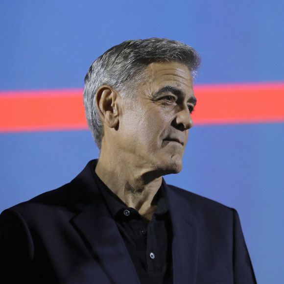Une preuve de plus que George Clooney a su rester simple malgré la notoriété !
Exclusif - George Clooney inaugure le cinéma "Liberté" en présence du maire de Brignoles, Didier Brémond et le président de Cinéwest, Daniel Taillandier à Brignoles dans le Var le 7 novembre 2024. George Clooney, propriétaire d’un domaine viticole dans la commune, a qualifié le cinéma de « bâtiment extraordinaire ». Et dans ce « bel endroit pour montrer des films », l’acteur-réalisateur engagé a annoncé qu’il organiserait un événement caritatif une fois par an. « On projettera des films, on amènera un tas de gens pour le tapis rouge et récolter de l’argent pour des associations. » © Luc Boutria/Nice-Matin/Bestimage