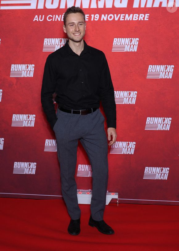 Théo L lors de la première de "Running Man" au cinéma UGC Ciné Cité Bercy à Paris, le 3 novembre 2025.

Photo : Denis Guignebourg / Bestimage