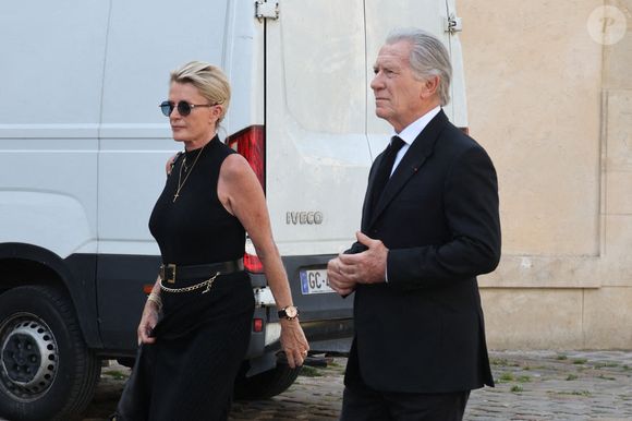 Sophie Davant et son compagnon William Leymergie - Arrivées aux obsèques de Philippe Labro en l'église de Saint-Germain-des-Prés à Paris le 13 juin 2025. © Dominique Jacovides - Christophe Clovis / Bestimage