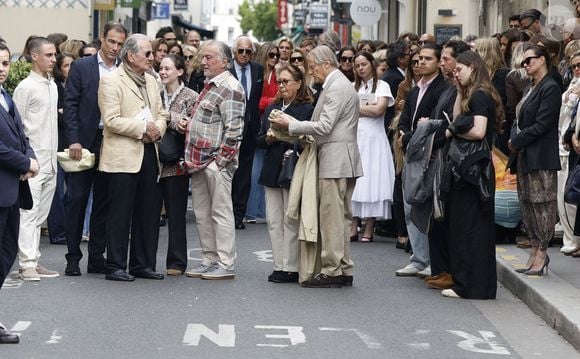 Bruno Cheyrou (ex-compagnon de la défunte et père des enfants) , Nino et Lila Rose de la Fontaine (les enfants de la défunte), Mme Chabrier (mère de la défunte), Patrick de la Fontaine (père de la défunte) et Agathe de La Fontaine (soeur de la défunte) - Sorties des Obsèques de Constance de la Fontaine en l'église Notre-Dame-de-Grâce-de-Passy à Paris le 12 mai 2026. © Coadic Guirec - Julien Sarkissian / Bestimage