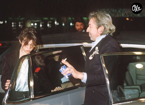 Le chanteur français Serge Gainsbourg accompagne sa fille Charlotte à la cérémonie des César en 1986 à Paris, en France, où elle a remporté le prix de la meilleure jeune actrice. Gainsbourg avait sur lui trois paquets de ses légendaires cigarettes Gitane. Photo de Christophe Geyres/ABACAPRESS.COM