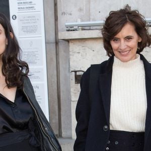 Nine d’Urso, ici aux côtés de sa mère Inès de La Fressange, assume les privilèges liés à son enfance tout en défendant le travail accompli pour construire sa propre légitimité.

Inès de La Fressange et sa fille Nine Marie d'Urso au défilé Schiaparelli lors de la semaine de la Haute Couture printemps-été 2020 à Paris, le 20 janvier 2020. Photo de Nasser Berzane/ABACAPRESS.COM