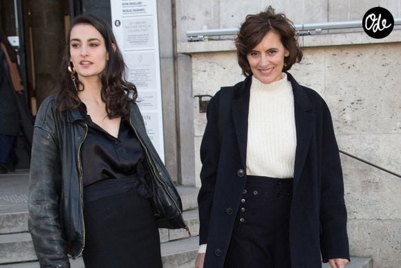 Nine d’Urso, ici aux côtés de sa mère Inès de La Fressange, assume les privilèges liés à son enfance tout en défendant le travail accompli pour construire sa propre légitimité.

Inès de La Fressange et sa fille Nine Marie d'Urso au défilé Schiaparelli lors de la semaine de la Haute Couture printemps-été 2020 à Paris, le 20 janvier 2020. Photo de Nasser Berzane/ABACAPRESS.COM
