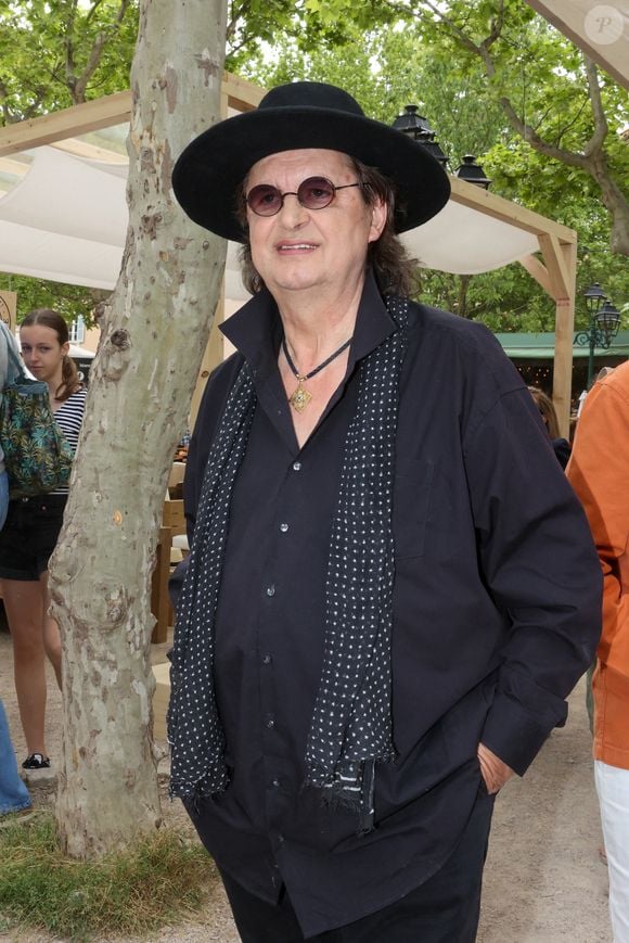 Les Chefs à Saint-Tropez fêtent les producteurs 2025 - Le chef Marc Veyrat sur la place des Lices à Saint-Tropez, le 3 mai 2025. ©Jean-Marc Lhomer / Bestimage.