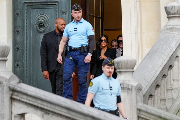 Kim Kardashian était présente au tribunal de Paris pour témoigner face aux braqueurs suspectés de son cambriolage en 2016.

Kim Kardashian et sa mère Kris Jenner - La star américaine Kim Kardashian à la sortie du procès de la rue tronchet des "Papys braqueurs" au palais de justice de Paris, France, le 13 mai 2025. La star américaine doit décrire cette nuit qui l’a «traumatisée», selon ses mots, 9 hommes et 1 femme sont jugés, soupconnés d'avoir participé au casse du siècle, en dérobant à la star 9 millions d'euros de bijoux dans la nuit du 2 au 3 octobre 2016. © Anne-Sophie GuebeyBestimage