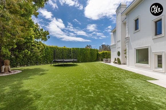 L’ancienne propriété de Ben Affleck et Jennifer Lopez à Beverly Hills s’étend sur près de deux hectares. La résidence compte 12 chambres, 24 salles de bains, une piscine à débordement, un vaste complexe sportif et un garage pouvant accueillir 12 voitures. Crédit photo : Simon Berlyn.