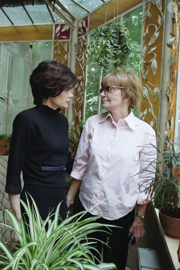 Marie Trintignant avec sa mère, la réalisatrice, productrice et scénariste Nadine Trintignant sur le plateau de tournage du téléfilm "Victoire ou la Douleur des Femmes", réalisé par Nadine, à Paris, France, en juin 1999. Photo par Pascal Baril/ABACAPRESS.COM