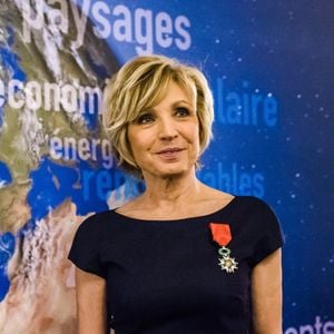 "Je n’ai jamais rien fait. Rien de rien. Jamais", a-t-elle déclaré. 

La présentatrice météo Evelyne Dheliat avec l'ordre de Chevalier de la Légion d'Honneur lors d'une cérémonie au siège du ministère, à Paris, France, le 24 janvier 2017. Photo par Samuel Boivin/ABACAPRESS.COM