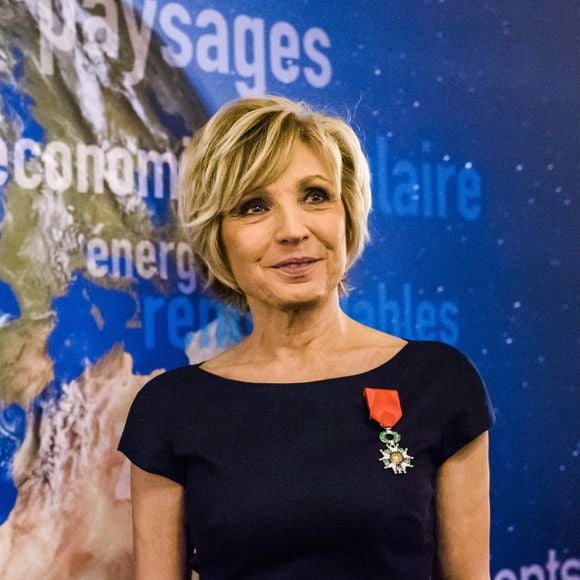 "Je n’ai jamais rien fait. Rien de rien. Jamais", a-t-elle déclaré. 

La présentatrice météo Evelyne Dheliat avec l'ordre de Chevalier de la Légion d'Honneur lors d'une cérémonie au siège du ministère, à Paris, France, le 24 janvier 2017. Photo par Samuel Boivin/ABACAPRESS.COM