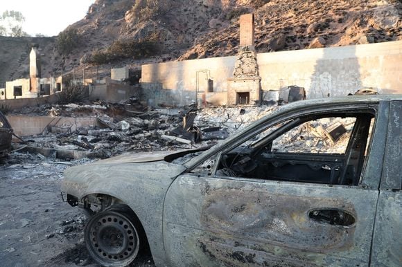 Face à cette catastrophe, des célébrités comme Jennifer Garner, Patrick Bruel ou encore Laeticia Hallyday ont également partagé leurs pertes...

Vues générales de la Pacific Coast Highway et de ce qui reste du restaurant Moonshadows après les incendies dans la région de Los Angeles - Malibu, CA