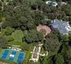 Située sur un terrain de 4 hectares, la maison possède plusieurs courts de tennis, un terrain de basket (intérieur et extérieur) et plusieurs piscines, en plus d’une pergola et de plusieurs terrasses.

EXCLUSIVITÉ À Beverly Hills, Californie. Vues aériennes de la propriété de Jeff Bezos à Beverly Hills. La vaste propriété bénéficie d'un parc parfaitement entretenu et d'une vue imprenable. La résidence du milliardaire continue d'attirer l'attention dans ce quartier exclusif.
17/08/2025 © Backgrid USA / Bestimage
