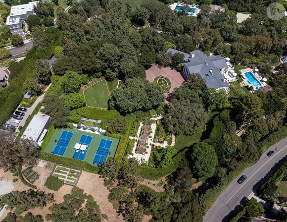 Située sur un terrain de 4 hectares, la maison possède plusieurs courts de tennis, un terrain de basket (intérieur et extérieur) et plusieurs piscines, en plus d’une pergola et de plusieurs terrasses.

EXCLUSIVITÉ À Beverly Hills, Californie. Vues aériennes de la propriété de Jeff Bezos à Beverly Hills. La vaste propriété bénéficie d'un parc parfaitement entretenu et d'une vue imprenable. La résidence du milliardaire continue d'attirer l'attention dans ce quartier exclusif.
17/08/2025 © Backgrid USA / Bestimage