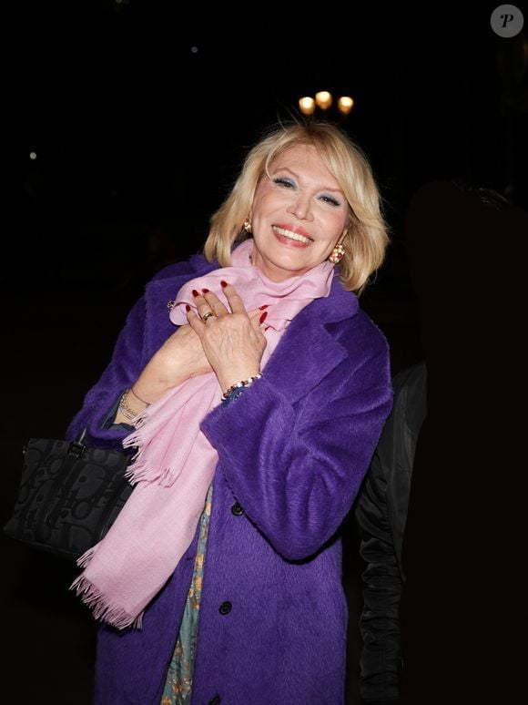 Exclusif - Amanda Lear à la sortie du restaurant "Le Deauville" à Paris, après avoir diné avec des amis. Le 21 avril 2024