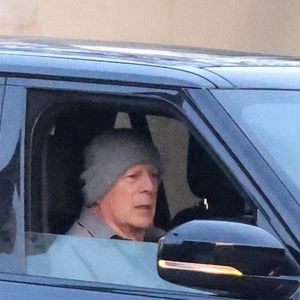 EXCLUSIF - L'acteur retraité Bruce Willis a été aperçu en train de se promener avec l'un de ses gardes du corps à Studio City. 2024.