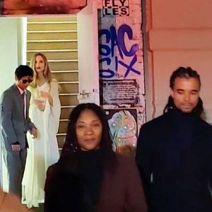 Comme l'a rappelé "Gala" dans ses colonnes ce jeudi 9 janvier 2025, plusieurs tabloïds l'ont suspectée d'entretenir une liaison avec l'activiste et rappeur Akala !

Exclusif - Le rappeur Akala sort de l'Atelier Jolie et alimente ainsi la rumeur de romance entre lui et Angelina Jolie le 5 octobre 2024.