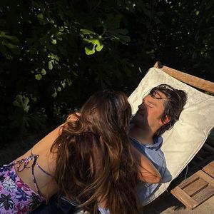Alain-Fabien Delon photographié avec sa compagne Laura. Photo publiée sur le compte Instagram de Laura Bensadoun le 10 août 2025.