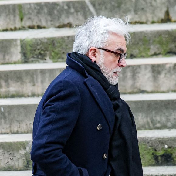 Pascal Praud - Arrivées aux obsèques de C.Laborde en l’église Saint-Roch à Paris. Décédée à l'âge de 73 ans, l'ancienne présentatrice météo de TF1 était atteinte de la maladie neurodégénérative à corps de Lewy. 
© Jacovides - Moreau / Bestimage