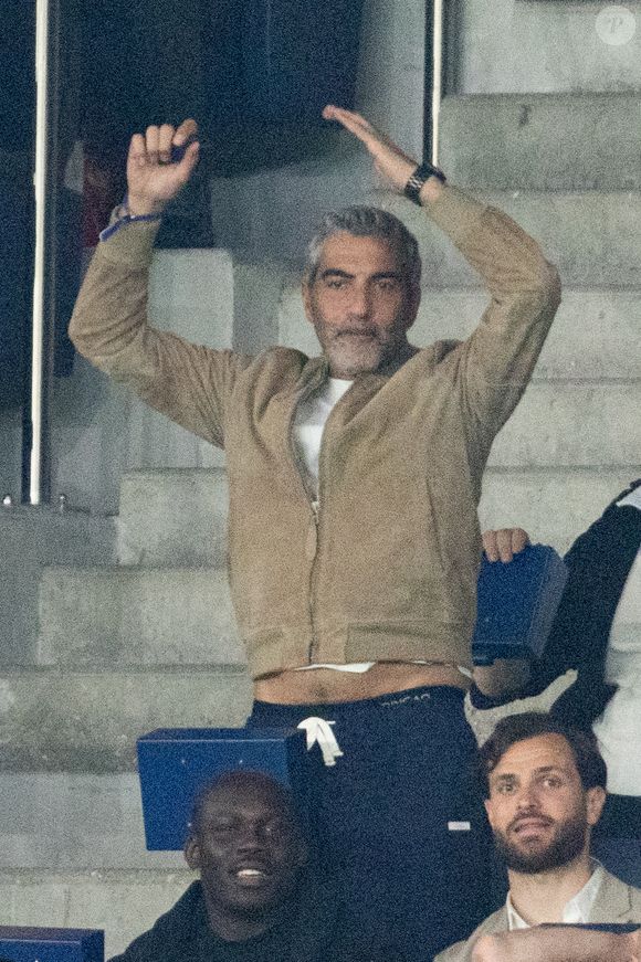 Ary Abittan dans les tribunes du match de quart de finale aller de Ligue Des Champion au Parc des Princes à Paris, le 8 avril 2026. 

Photo : Cyril Moreau / Bestimage