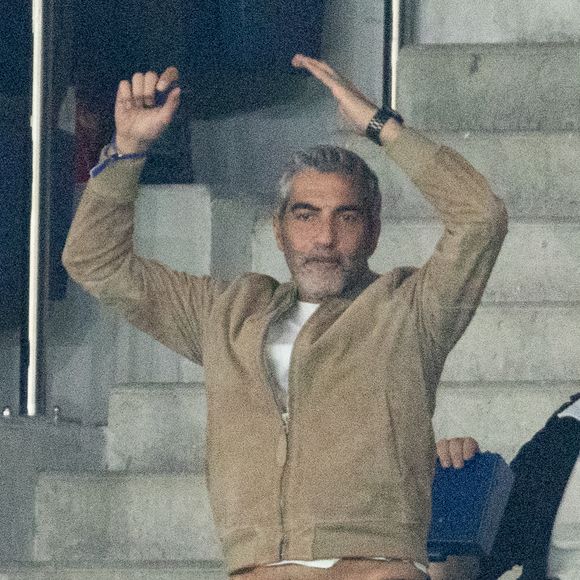 Ary Abittan dans les tribunes du match de quart de finale aller de Ligue Des Champion au Parc des Princes à Paris, le 8 avril 2026. 

Photo : Cyril Moreau / Bestimage