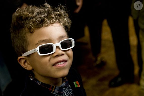 Âgé de 14 ans, Louka a été mis au monde par Michel Polnareff

Le fils de Polnareff, Louka, assiste à la réception en l'honneur de Michel Polnareff à l'hôtel de ville de Bruxelles avant que la statue Manneken Pis ne soit habillée comme le chanteur français, le 17 novembre 2016, à Bruxelles, en Belgique. Photo by Danny Gys/Reporters/ABACAPRESS.COM