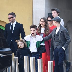 La famille, pourtant très unie depuis des années, est en train de se disloquer...

La famille Beckham (David Beckham, Victoria Beckham, Harper Beckham, Romeo Beckham, Cruz Beckham, Brooklyn Beckham et sa compagne Hana Cros) quitte le défilé de Victoria Beckham lors de la London Fashion Week (Semaine de la mode à Londres) le 17 février 2019. © Backgrid UK/ Bestimage