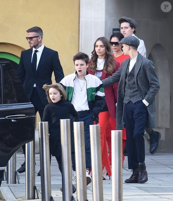 La famille, pourtant très unie depuis des années, est en train de se disloquer...

La famille Beckham (David Beckham, Victoria Beckham, Harper Beckham, Romeo Beckham, Cruz Beckham, Brooklyn Beckham et sa compagne Hana Cros) quitte le défilé de Victoria Beckham lors de la London Fashion Week (Semaine de la mode à Londres) le 17 février 2019. © Backgrid UK/ Bestimage