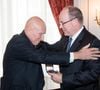 Albert de Monaco vient de perdre un grand ami
Exclusif - Sebastiao Salgado et le prince Albert II de Monaco - Le photographe Sebastiao Salgado reçoit l'insigne de Chevalier de l'ordre des Arts et des Lettres par le prince Albert II de Monaco à l’ambassade de Monaco à Paris. © Cyril Moreau/Bestimage
