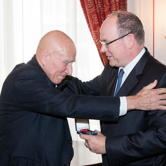 Albert de Monaco vient de perdre un grand ami

Exclusif - Sebastiao Salgado et le prince Albert II de Monaco - Le photographe Sebastiao Salgado reçoit l'insigne de Chevalier de l'ordre des Arts et des Lettres par le prince Albert II de Monaco à l’ambassade de Monaco à Paris. © Cyril Moreau/Bestimage