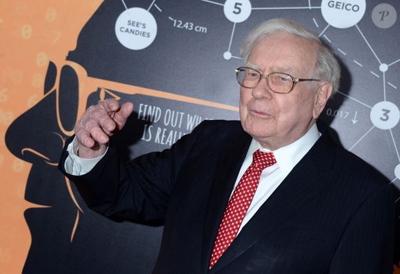 Warren Buffet, l'homme à la tête de Berkshire Hathaway, et sa fortune estimée à 148,2 milliards de dollars déclare ce mardi 11 novembre 2025 préparer sa succession. 

Warren Buffet lors de la première du film "Becoming Warren Buffet" à New York. Le 19 janvier 2017

Photo : STARMAX / BESTIMAGE