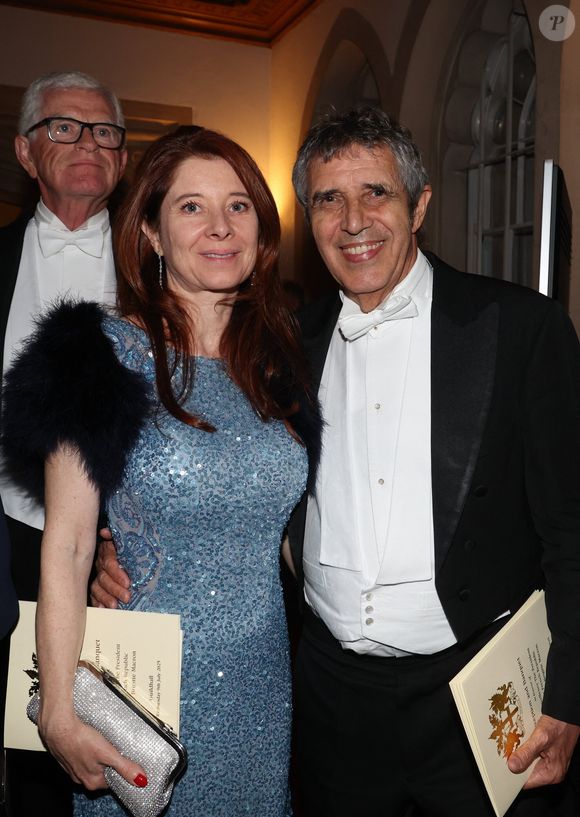 Exclusif - Julien Clerc et sa compagne Hélène Grémillon arrivent au banquet d'état au Guildhall à Londres en marge de la visite du couple présidentiel français au Royaume Uni le 9 juillet 2025.
© Dominique Jacovides / Bestimage