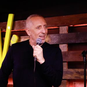 "ls avancent tous, ils disent : ‘On va aller au crématorium’. Et ma mère, elle est pas à l'aise avec ça. Elle vient devant la famille et dit : ‘Ne m'en voulez pas, je vais pas aller à la crémaillère’", s'est-il souvenu hilare. 

Exclusif - Gad Elmaleh -  Le célèbre humoriste Gad Elmaleh a inauguré lundi 3 février 2025 Le Vig’s, un tout nouveau Comedy Club situé sur le Vieux-Port de Marseille.

© Franz Chavaroche / Bestimage