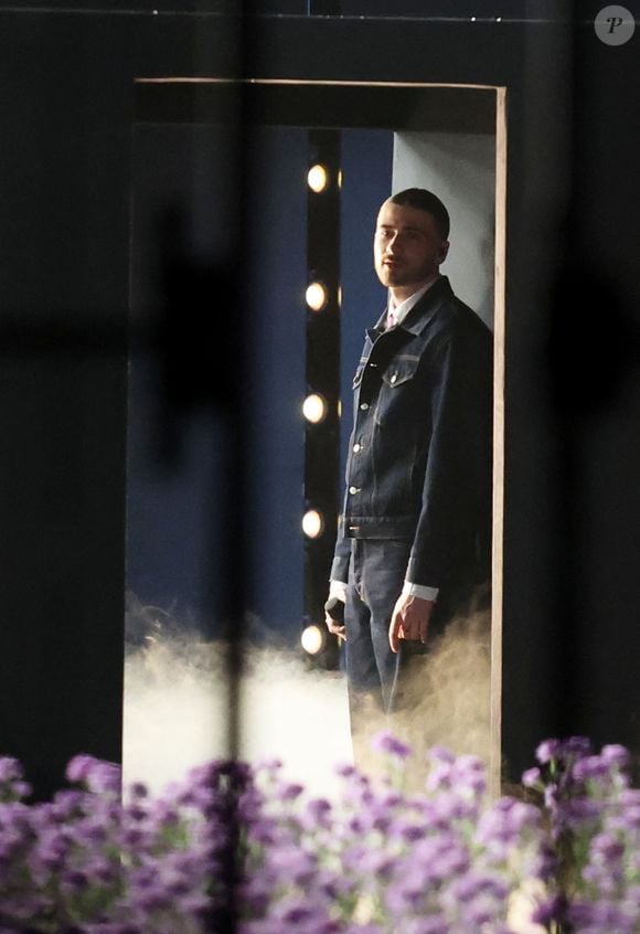 Exit les longueurs et son habituel chignon : le chanteur révélé dans la Star Academy a visiblement fait un passage remarqué chez le coiffeur, optant pour un style plus frais, pile dans l’air du temps avant l’été.

Pierre Garnier à la cérémonie des 41èmes Victoires de la Musique à la Seine Musicale à Boulogne-Billancourt le 13 février 2026.
© Jacovides / Moreau / Bestimage