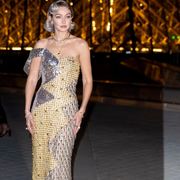 Gigi Hadid - Photo Call du « Le Grand Diner du Louvre « lors de la Fashion Week  à Paris le 5 mars 2025. © Olivier Borde /Bestimage