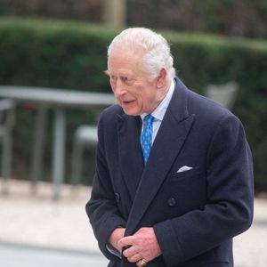 Le roi Charles III d'Angleterre, quitte le Centre d'études sur les blessures de l'Imperial College de Londres, Royaume Uni, le 19 février 2025, après une visite visant à voir comment les leçons tirées des conflits passés sont appliquées pour venir en aide aux blessés en Ukraine. © Tayfun Salci/ZUMA Press Wire/Bestimage